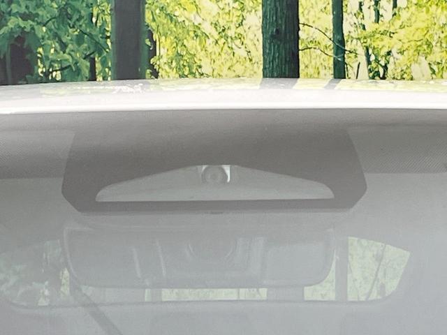 プリウス X バックカメラ 衝突被害軽減システム レーダークルーズ 禁煙車 ドラレコ スマートキー LEDヘッド ETC2.0 オートハイビーム 車線逸脱警報 オートライト オートエアコン Bluetooth(3枚目)