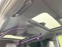 【サンルーフ】開放感たっぷりの希少装備、サンルーフが装着されています!車内に明かりを取り入れたり景色を楽しむ以外にも、車内の空気も簡単に換気できて快適です!