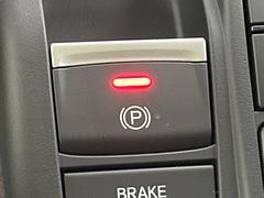 【電動パーキングブレーキ】パーキングブレーキは便利な電動式！ボタン一つで操作でき、アクセルを踏めば自動で解除されます♪レバーやペダルが無いので運転席廻りもすっきりしますね♪ 3