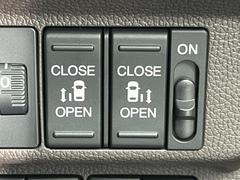 【両側パワースライドドア】スマートキーや運転席のスイッチで後席両側スライドドアの開閉が可能♪電動だから力を入れてドアを開ける必要が無く、小さなお子様でも簡単に開け閉めでき快適です 4