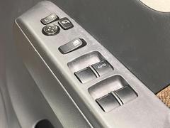 【電動格納ミラー】サイドミラーは電動格納式となっており、狭い駐車場でもキズがつくリスクを抑えられます。 6