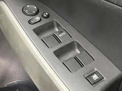 【電動格納ミラー】サイドミラーは電動格納式となっており、狭い駐車場でもキズがつくリスクを抑えられます。 4