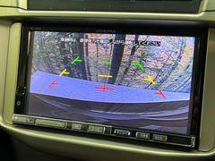 【バックカメラ】駐車時に後方がリアルタイム映像で確認できます。大型商業施設や立体駐車場での駐車時や、夜間のバック時に大活躍！運転スキルに関わらず、今や必須となった装備のひとつです！ 4