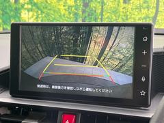 【バックカメラ】駐車時に後方がリアルタイム映像で確認できます。大型商業施設や立体駐車場での駐車時や、夜間のバック時に大活躍！運転スキルに関わらず、今や必須となった装備のひとつです！ 5