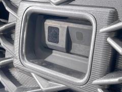 【スマートアシスト】走行中に前方の車両等を認識し、衝突しそうな時は警報とブレーキで衝突回避と被害軽減をアシスト。より安全にドライブをお楽しみいただけます。 4