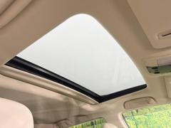 【サンルーフ】ボタンひとつで開閉可能！開放感たっぷりのサンルーフが装着されています！車内に明かりを取り入れたり景色を楽しむ以外にも、よどみがちな車内の空気も簡単に換気できて快適です！ 3