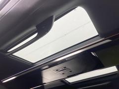 【ガラスルーフ】ガラスルーフ搭載で車内の解放感が一気にアップ！開放的なドライブをお楽しみいただけます。 3