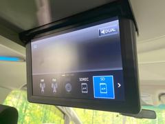 【リヤエンターテインメントシステム】後席にお座りの方も大満足の、人気メーカーオプションを装備。専用の音響システムと、大画面のモニターで移動中もＤＶＤ等をお楽しみいただけます。 3