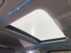 【サンルーフ】開放感たっぷりの希少装備、サンルーフが装着されています！車内に明かりを取り入れたり景色を楽しむ以外にも、車内の空気も簡単に換気できて快適です！ 5