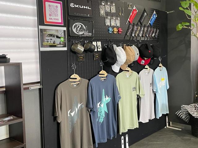 ＫＵＨＬオリジナルブランド９０６（キューマルロク）からアパレルも展開しております。他にも数々の幅広いジャンルの商品を展開しております。当店スタッフと一緒にこだわりの服を選びましょう。