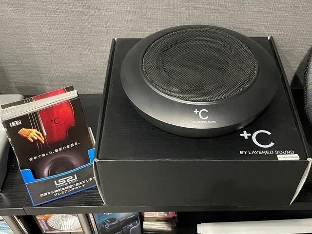 おすすめオプション、レイヤードサウンドの展示もございます。まるでライブ会場にいるかのような音響を楽しめる独自のサウンドシステムです。レイヤードサウンドは、何気ないドライブを特別な時間にしてくれます。