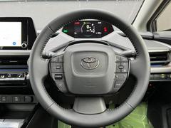 トップマウントメーターを起点とし、安全確認をし易く、運転に集中できるような配置になっております。トップマウントメーターは７インチと大変大型のものになっています。 4