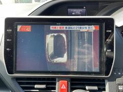 【純正ナビ】純正１０インチナビを装備しております。大型モニターなので大迫力の映像はもちろん操作などもしやすくなっています。キャンプや旅行はもちろん、通勤や買い物など普段のドライブも楽しくなるはず♪ 4