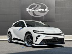 ディスプレイ・メーター・操作機器を水平に集約し、運転中の良好な視界を確保することができます。高級感溢れるクラウンならではの内装は安心感や心地良さも兼ね備えた特別な空間です。 2