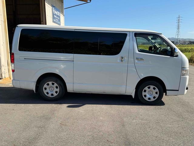 ハイエースバン スーパーＧＬ　ダークプライム　バックカメラ　レーンアシスト　両側スライドドア　オートマチックハイビーム　オートライト　スマートキー　電動格納ミラー　ＣＶＴ　エアコン　パワーウィンドウ　４ＷＤ（4枚目）