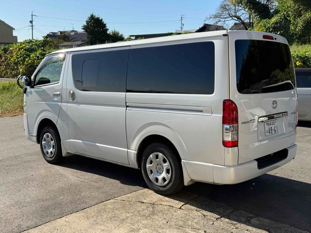 ハイエースバン スーパーＧＬ　ダークプライム　バックカメラ　レーンアシスト　両側スライドドア　オートマチックハイビーム　オートライト　スマートキー　電動格納ミラー　ＣＶＴ　エアコン　パワーウィンドウ　４ＷＤ（8枚目）