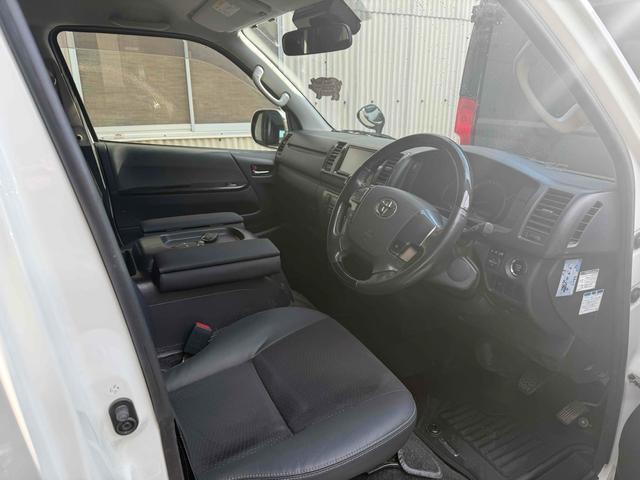 ハイエースバン スーパーＧＬ　ダークプライム　バックカメラ　レーンアシスト　両側スライドドア　オートマチックハイビーム　オートライト　スマートキー　電動格納ミラー　ＣＶＴ　エアコン　パワーウィンドウ　４ＷＤ（9枚目）