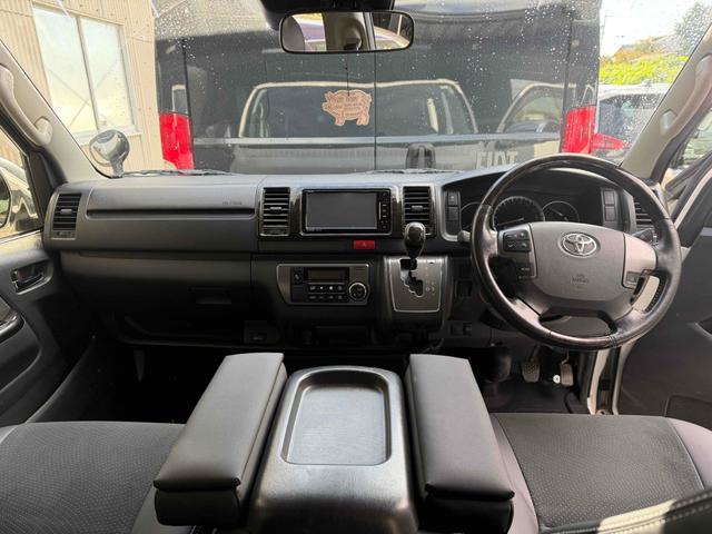 ハイエースバン スーパーＧＬ　ダークプライム　バックカメラ　レーンアシスト　両側スライドドア　オートマチックハイビーム　オートライト　スマートキー　電動格納ミラー　ＣＶＴ　エアコン　パワーウィンドウ　４ＷＤ（11枚目）