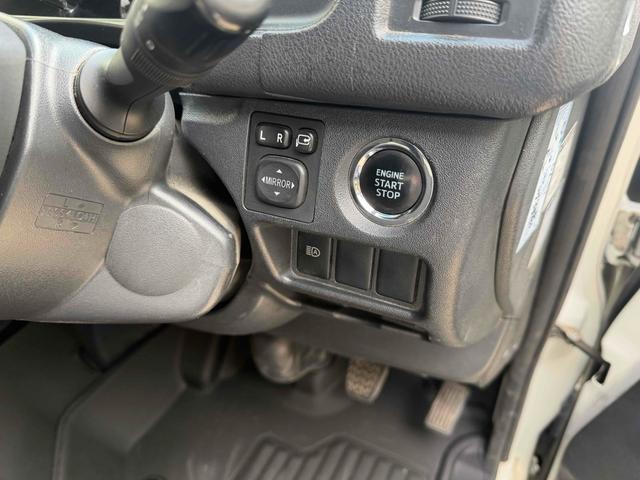 ハイエースバン スーパーＧＬ　ダークプライム　バックカメラ　レーンアシスト　両側スライドドア　オートマチックハイビーム　オートライト　スマートキー　電動格納ミラー　ＣＶＴ　エアコン　パワーウィンドウ　４ＷＤ（12枚目）