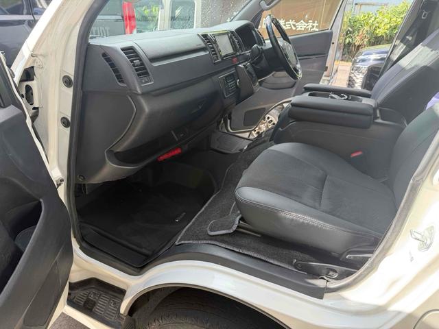 ハイエースバン スーパーＧＬ　ダークプライム　バックカメラ　レーンアシスト　両側スライドドア　オートマチックハイビーム　オートライト　スマートキー　電動格納ミラー　ＣＶＴ　エアコン　パワーウィンドウ　４ＷＤ（13枚目）