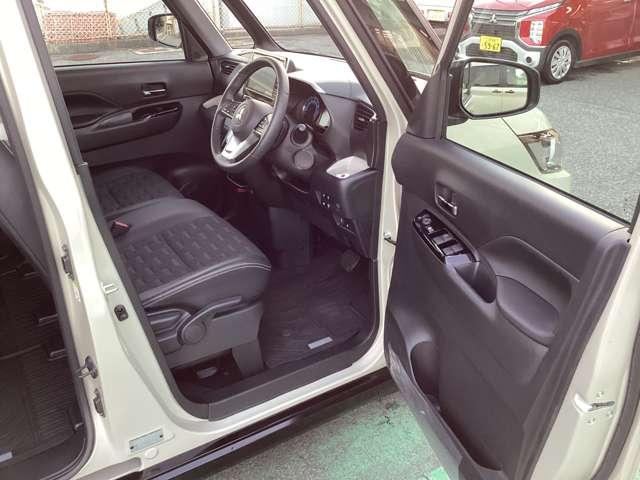 デリカミニ Ｔ　プレミアム　リミテッドエディション　９型ナビ・フルセグＴＶ・全周囲カメラ　（4枚目）