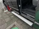 左側には電動ロングステップを装備♪家族みんなが乗り降りラクラク！助手席ドア・スライドドアの開閉に連動☆ロングステップはボディ下にスッキリ格納されます。