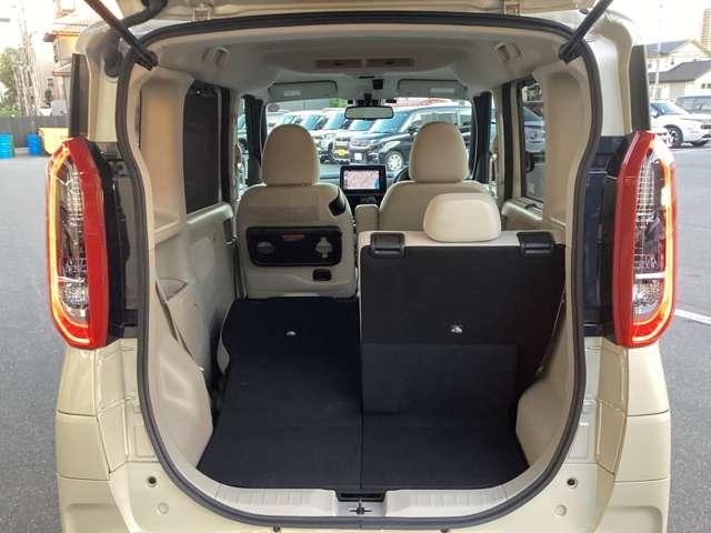 リヤシートを分割して倒せますので、工夫次第で色々な荷物が積めます。