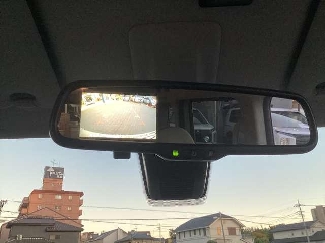 リヤビューモニター付ルームミラー装備！シフトを「Ｒ（後退）」に入れると、車両後方の映像をルームミラーに表示。後退時のステアリング操作の目安となるラインも表示し車庫入れをサポートします。