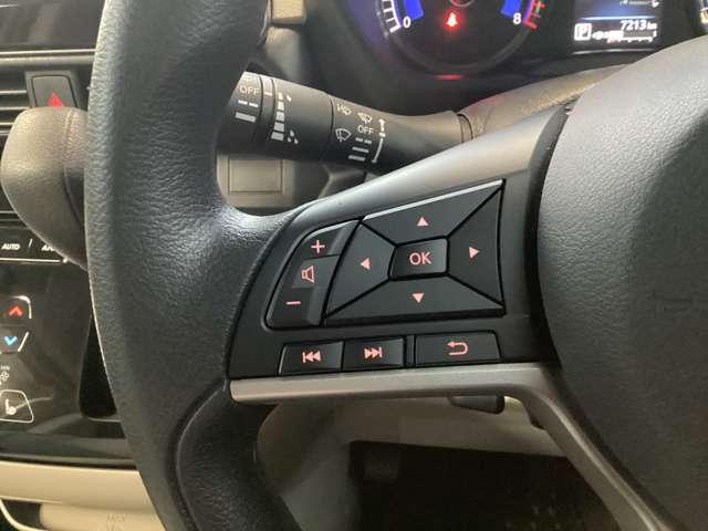 左側のステアリングリモコンはオーディオ操作はもちろん液晶メーターディスプレイを操作できます。