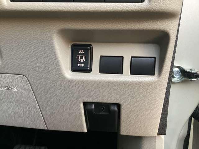 助手席側ハンズフリーオートスライドドア（＾＾♪荷物などで両手がふさがっていても、スマートキーを携帯している状態で、助手席側スライドドアの下に足先をスッと入れてサッと引くだけで、ドアが自動で開閉します。