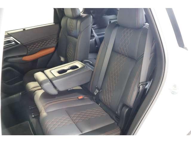 アウトランダーPHEV P メモリーナビ フルセグテレビ エマブレ LEDヘッド クルコン パワーシート 3列シート メモリーナビ Bカメ アルミ ヒーター フルセグTV スマートキー 4WD キーレス 記録簿 ABS 寒冷地(5枚目)