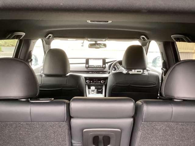 アウトランダーＰＨＥＶ ブラックエディション　弊社社有車ＵＰ！純正ナビ・全周囲カメラ　オートクルーズコントロール　誤発進抑制　電動バックドア　Ｐシート　クリアランスソナー　フルセグ　禁煙　スマートキー　アルミホイール　ＥＴＣ　バックカメラ　４ＷＤ（6枚目）