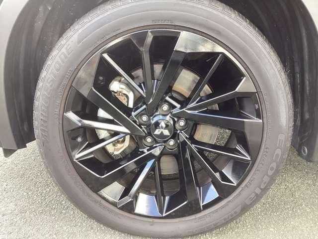 アウトランダーＰＨＥＶ ブラックエディション　弊社社有車ＵＰ！純正ナビ・全周囲カメラ　オートクルーズコントロール　誤発進抑制　電動バックドア　Ｐシート　クリアランスソナー　フルセグ　禁煙　スマートキー　アルミホイール　ＥＴＣ　バックカメラ　４ＷＤ（10枚目）