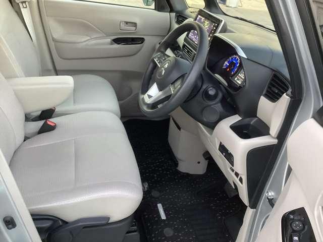 大きなベンチシートで足元もヒロビロ■大型シートで座り心地は快適♪中央にはアームレストが付いてゆったりドライブ♪シートヒーター（運転席＆助手席）装備（＊＾-＾＊）