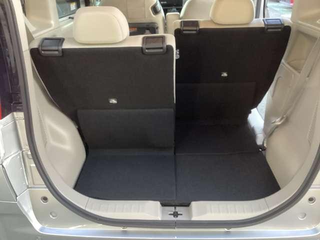 分割可倒式リヤシート。積む荷物にあわせて手軽にシートアレンジを楽しめます。