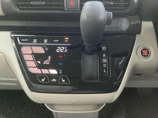 コンパクトに配置されたパネルシフトとエアコンスイッチ☆操作カンタンで運転ラクラク♪パネルシフトのおかげで足元もヒロビロの快適空間！