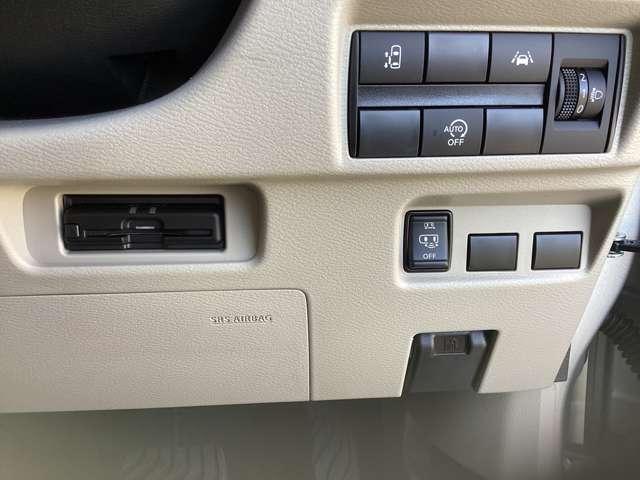 【ハンズフリーオートスライドドア】荷物などで両手がふさがっていても、スマートキーを携帯している状態で、スライドドアの下に足先をスッと入れてサッと引くだけで、ドアが自動で開閉します。