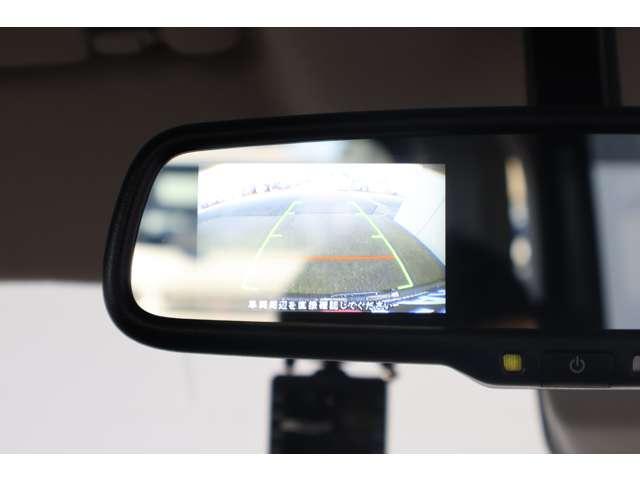 リヤビューモニター付ルームミラー装備！シフトを「Ｒ（後退）」に入れると、車両後方の映像をルームミラーに表示。後退時のステアリング操作の目安となるラインも表示し車庫入れをサポートします。