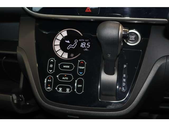 上質なピアノブラックのタッチパネル式フルオートエアコン（クリーンエアフィルター付き）／インパネシフトＣＶＴ（無段変速機）／プッシュ式エンジンスイッチ（スマートキー）