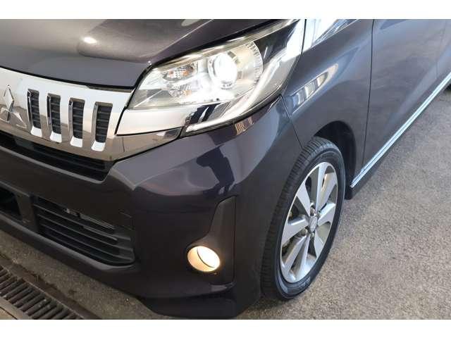 ディスチャージ（ＨＩＤ）ヘッドライト＋ハロゲンフォグランプ※トンネルや夜間走行時に自動点灯するオートライトコントロール機能付き／リモコンキー連動オート格納・復帰ドアミラー（ウィンカー内蔵）