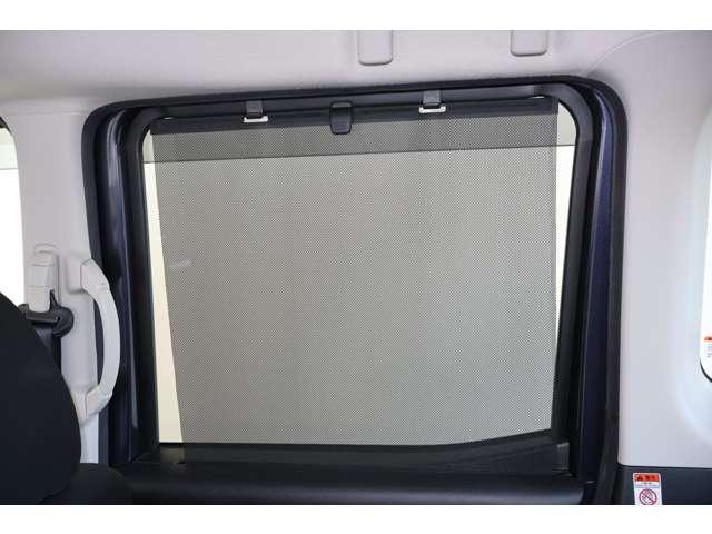 ロールスクリーンサンシェード（左右スライドドアガラス）※後部席への日差しを防ぎ、エアコンの効きを良くする効果があります！使わない時はドア内部に収納可能です。