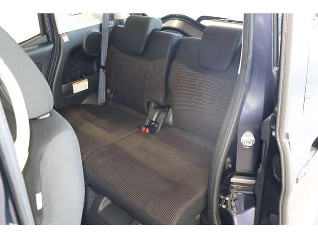 ５：５分割可倒式リヤシート／左右独立シートスライド２６０ｍｍ／シートバックテーブル（助手席側）