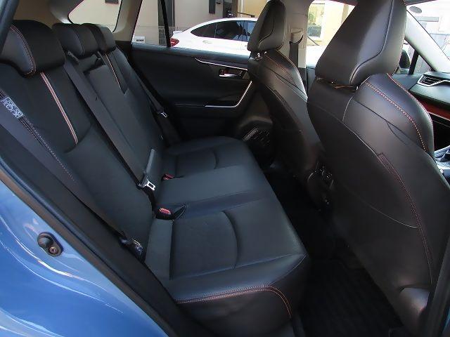RAV4 アドベンチャー ユーザー買取 ワンオーナー 禁煙車 サンルーフ 黒革シート シートヒーター シートエアコン ハンズフリーパワーバックドア パノラミックビュー ディーラーナビ セーフティセンス ブラインドスポット(12枚目)