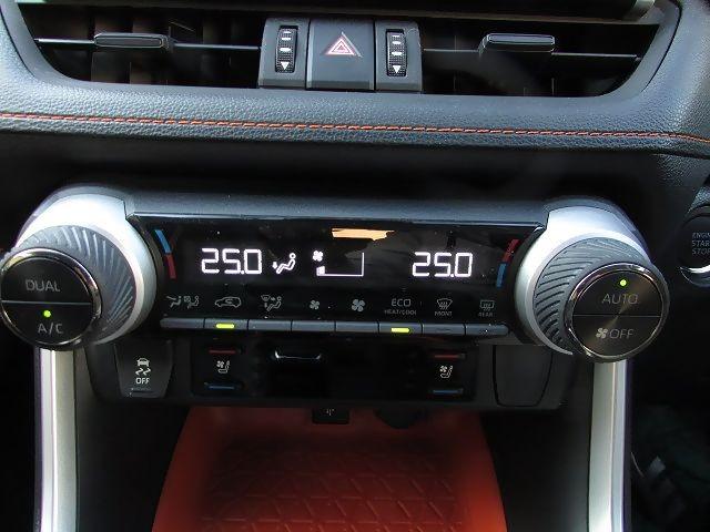 RAV4 アドベンチャー ユーザー買取 ワンオーナー 禁煙車 サンルーフ 黒革シート シートヒーター シートエアコン ハンズフリーパワーバックドア パノラミックビュー ディーラーナビ セーフティセンス ブラインドスポット(17枚目)