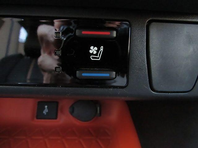 RAV4 アドベンチャー ユーザー買取 ワンオーナー 禁煙車 サンルーフ 黒革シート シートヒーター シートエアコン ハンズフリーパワーバックドア パノラミックビュー ディーラーナビ セーフティセンス ブラインドスポット(18枚目)