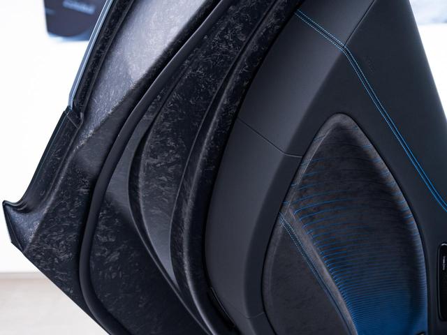 ベースグレード　認定保証２年　２３’年モデル　カーボンブレーキ　カーボンインテリアパッケージ　２０インチＣｏｒｓａホイール　プレミアムレザー＆アルカンターラインテリア　サスペンションリフター　ブルーブレーキキャリパー(21枚目)