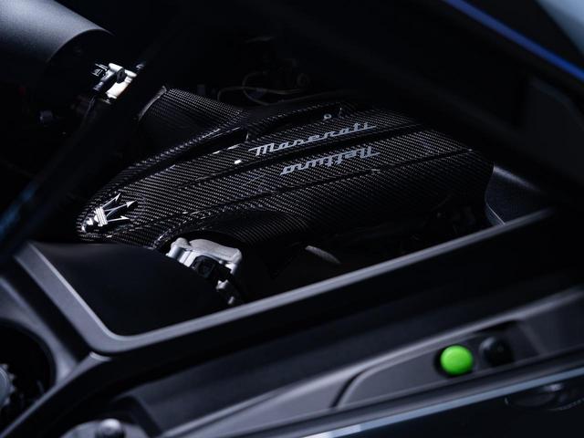 ベースグレード　認定保証２年　２３’年モデル　カーボンブレーキ　カーボンインテリアパッケージ　２０インチＣｏｒｓａホイール　プレミアムレザー＆アルカンターラインテリア　サスペンションリフター　ブルーブレーキキャリパー(22枚目)