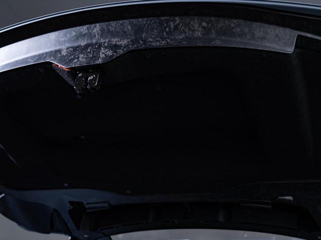 ベースグレード　認定保証２年　２３’年モデル　カーボンブレーキ　カーボンインテリアパッケージ　２０インチＣｏｒｓａホイール　プレミアムレザー＆アルカンターラインテリア　サスペンションリフター　ブルーブレーキキャリパー(43枚目)