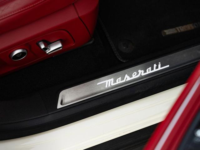 トロフェオ　認定保証２年付　２０２２年モデル　サンルーフ　カーボントリム　２２インチオリオーネホイール　３層パールコート　シートヒーター　シートエアコン(31枚目)