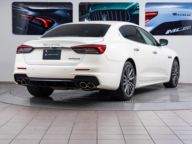 クアトロポルテ グランスポーツ　認定保証２年付　サンルーフ　２０インチペルセーオホイール（ダークフィニッシュ）　ＨａｒｍａｎＫａｒｄｏｎサウンド　３６０°サラウンドビューカメラ　フロント・リアシートヒーター　ソフトドアクロージャー（4枚目）